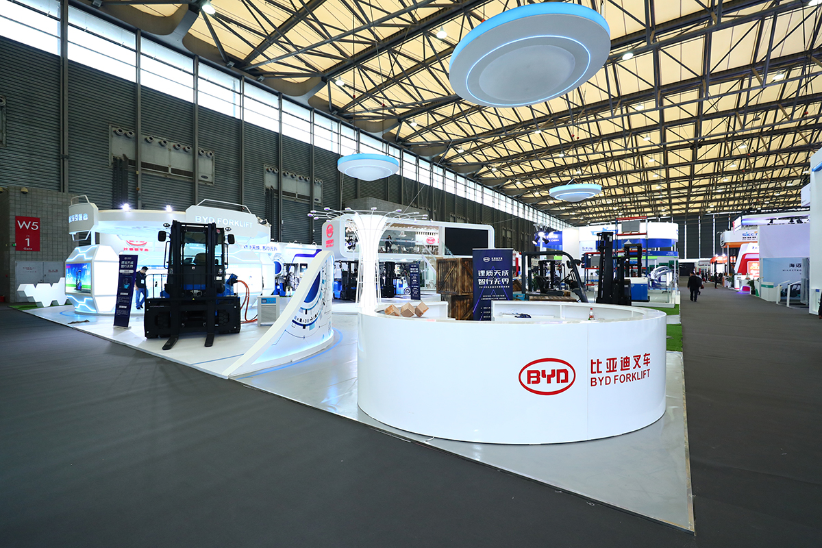 比亞迪物流展臺搭建現場圖